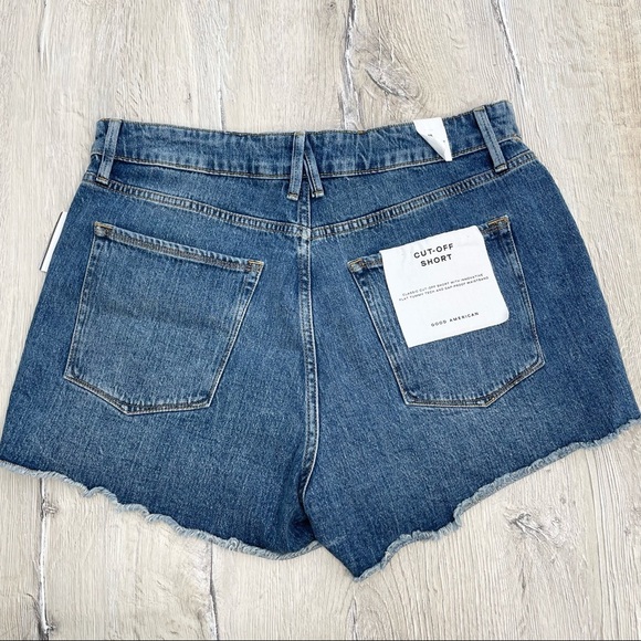 Good American The Cut Off Shorts - Picture 4 of 9